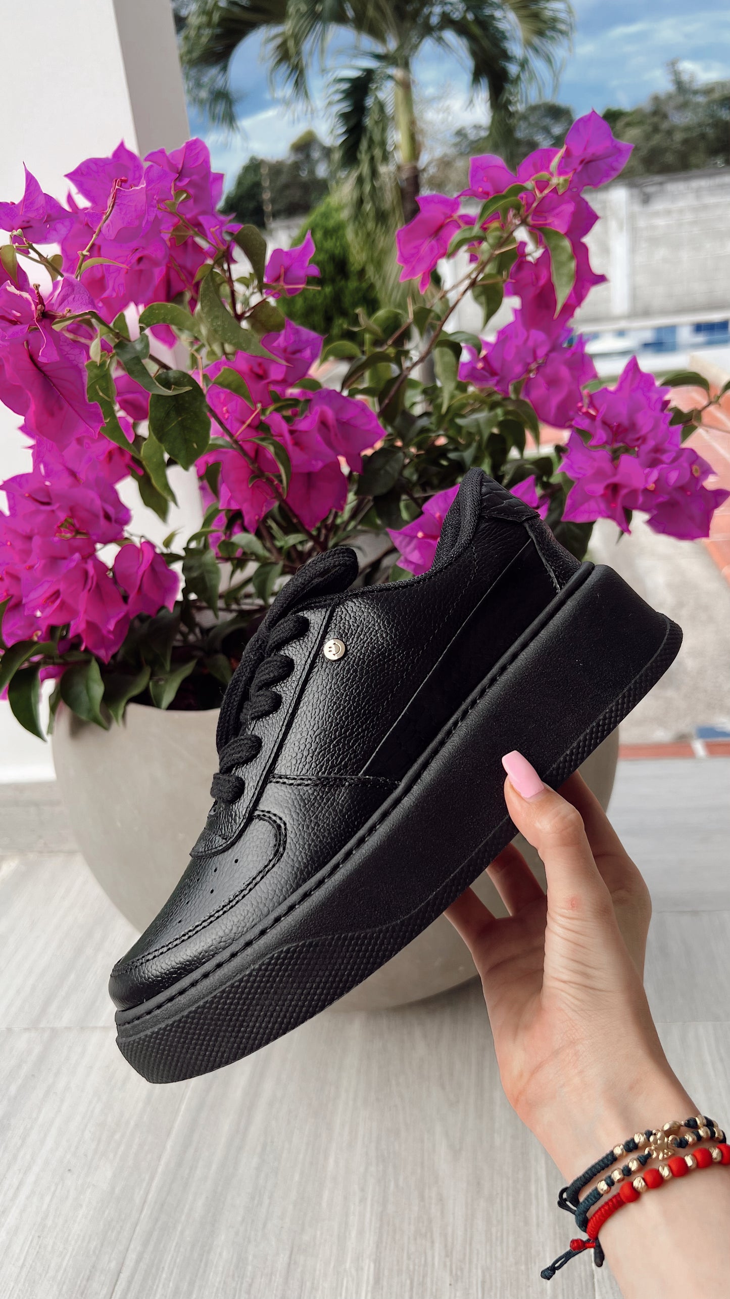 Paris Cuero All Black