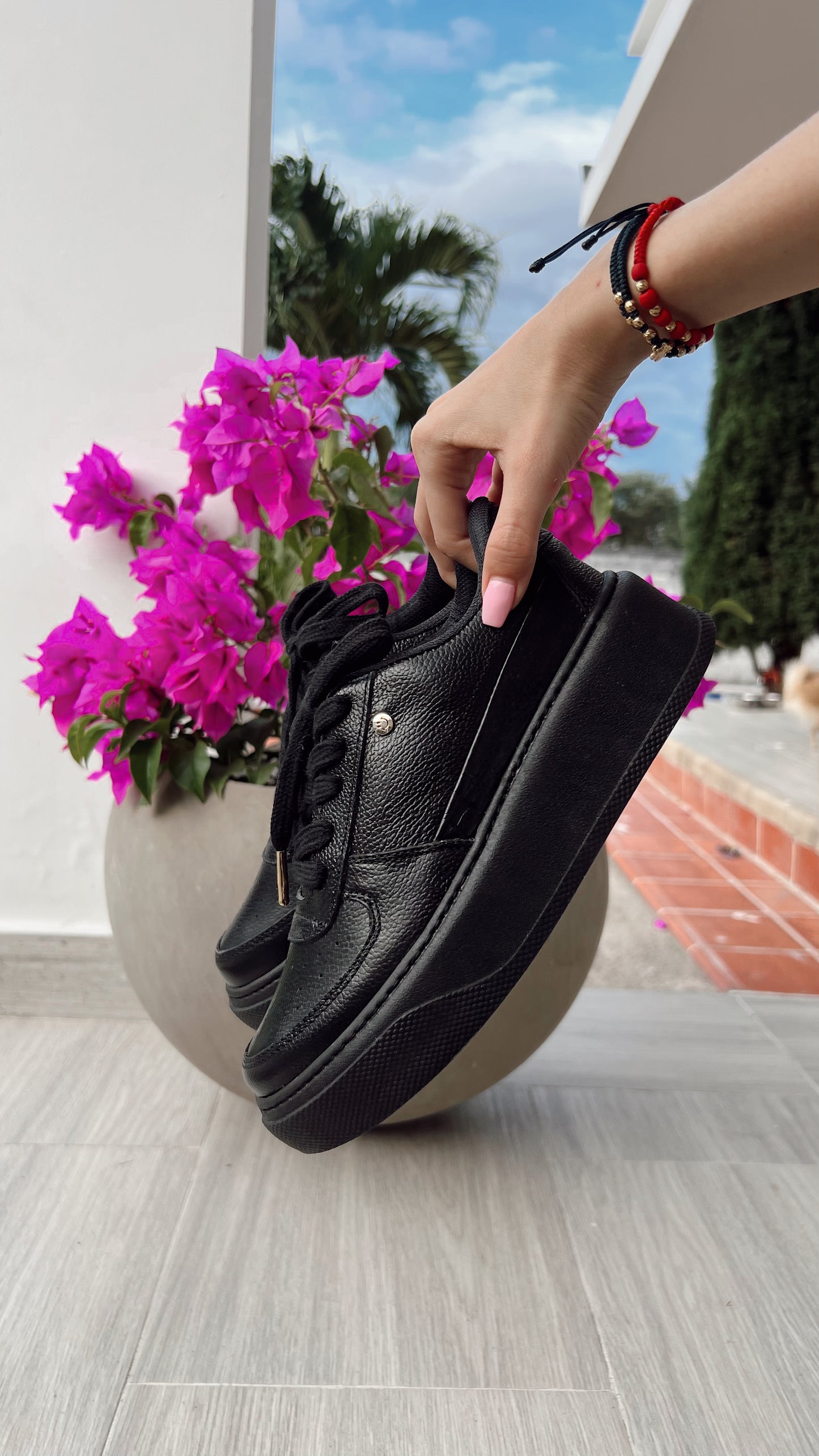 Paris Cuero All Black