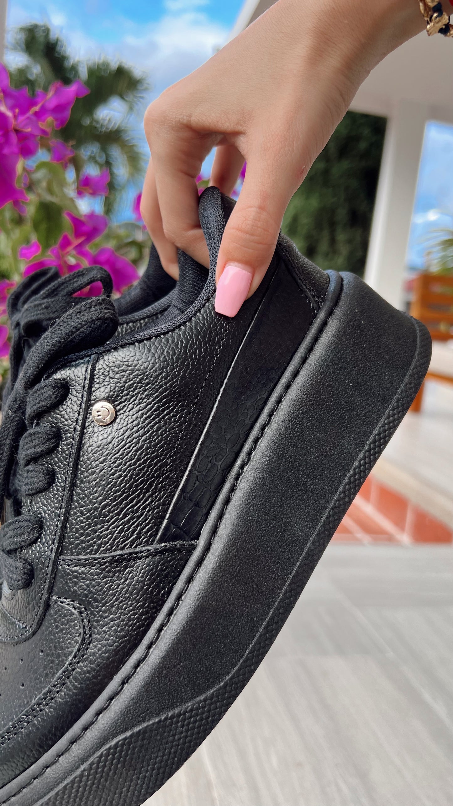 Paris Cuero All Black